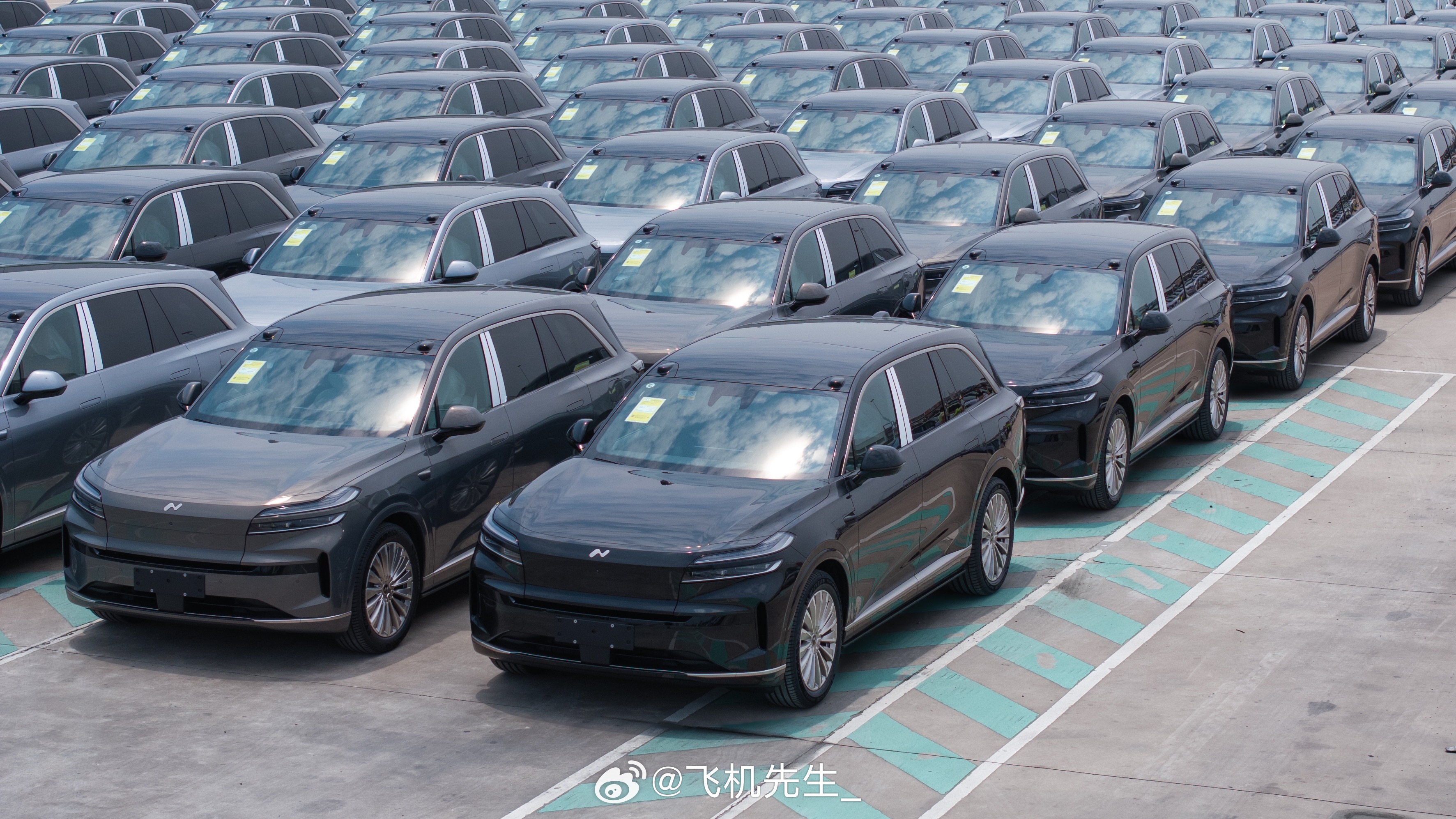 看来这次乐道 L90 已经提前做好生产的准备。第一批车型从合肥工厂陆续发运到门店
