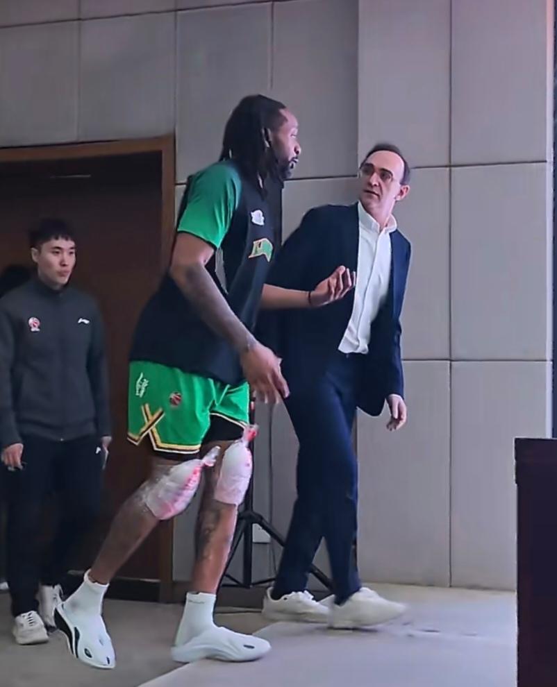 看看威尔斯现在都成啥样子，真是旧伤添新伤呀。这样的身体状况，能不影响场上发挥吗？