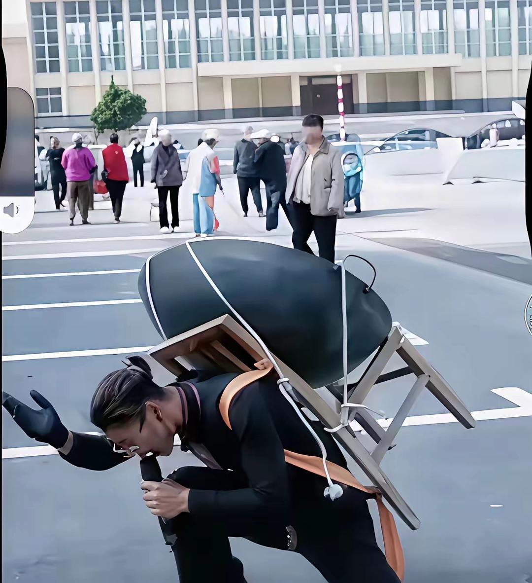 跳梁小丑背黑锅，
歇斯底里在唱歌。
丑态百出真可笑，
包拯重生又奈何。
近年许多