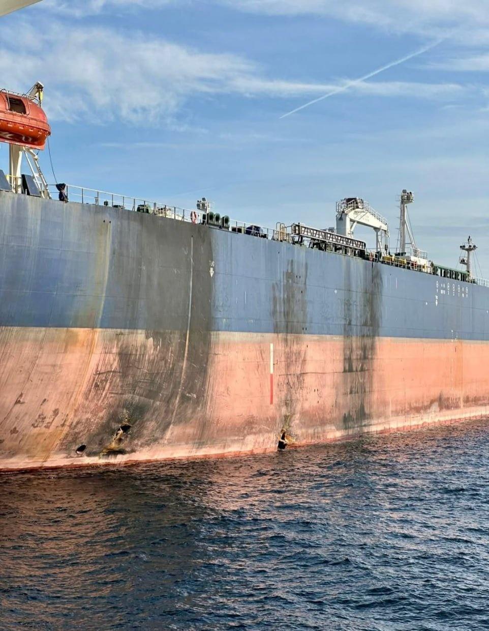 俄罗斯油轮Virat号前天晚上遭到两艘乌克兰自爆艇袭击后的照片，这艘船还是比较耐