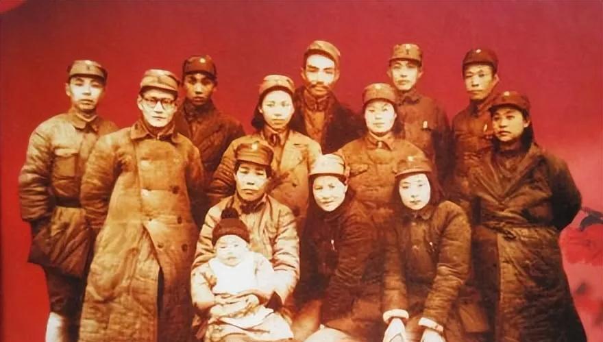 在特殊的历史时刻，往往更能体现出一个人内心的信仰以及纯真，尤其是当面对大多数人犯