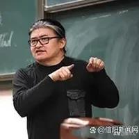 讲坛上的刘欢，同样气场满满
 
世人熟知舞台之上的刘欢，歌声雄浑磅礴、气度恢弘，