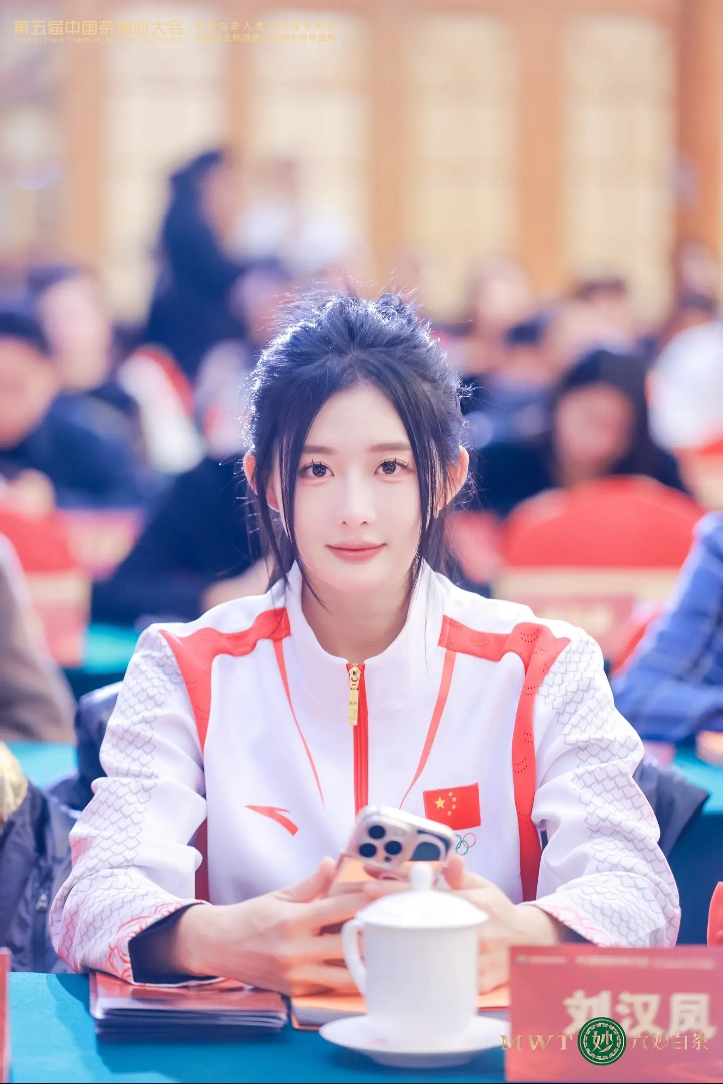 散打冠军工作时的温柔瞬间。不打拳的时候也是很温柔的一枚小女生啦✌🏻...