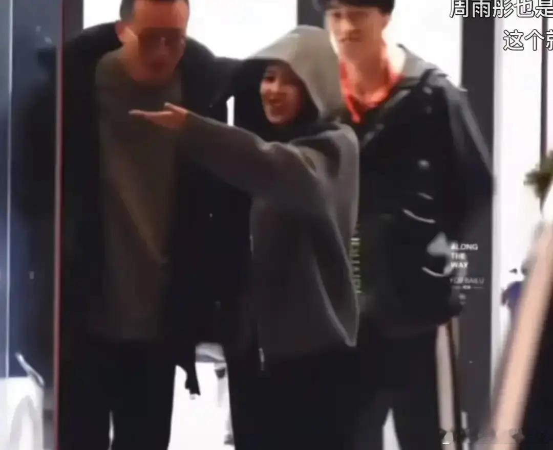 白鹿被全网骂了一个月，掉粉144万。但她在无人拍摄的私人场合，伸手接住一个东西。