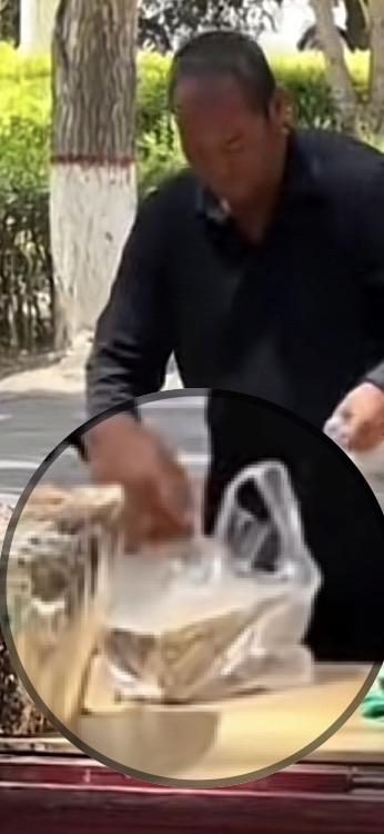 大叔在户外摆摊卖煎饼果子。