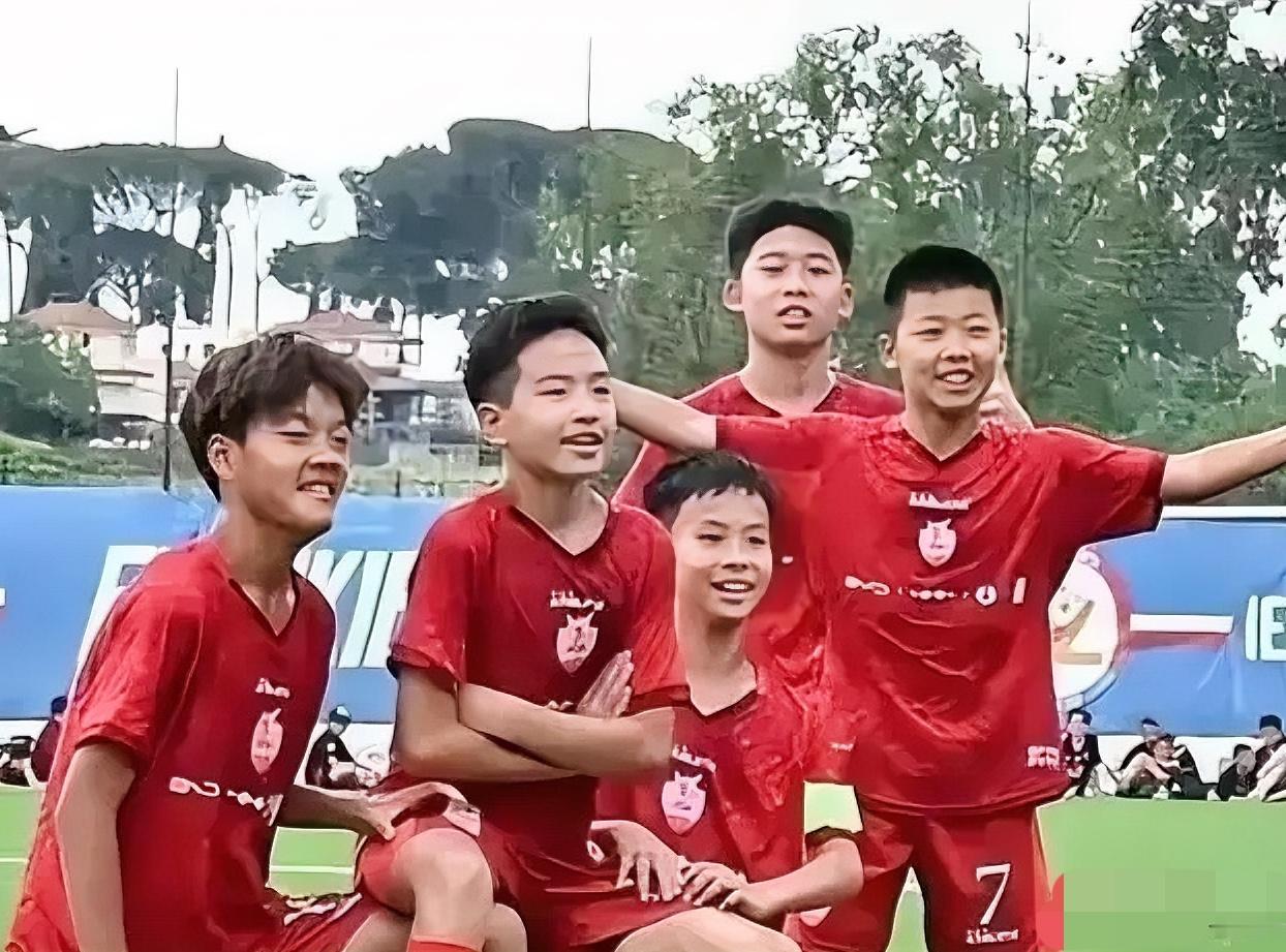 冠军是拿下了，但最让人记住的，反倒不是那10个男孩。场上那个唯一的女孩，张苗倩，