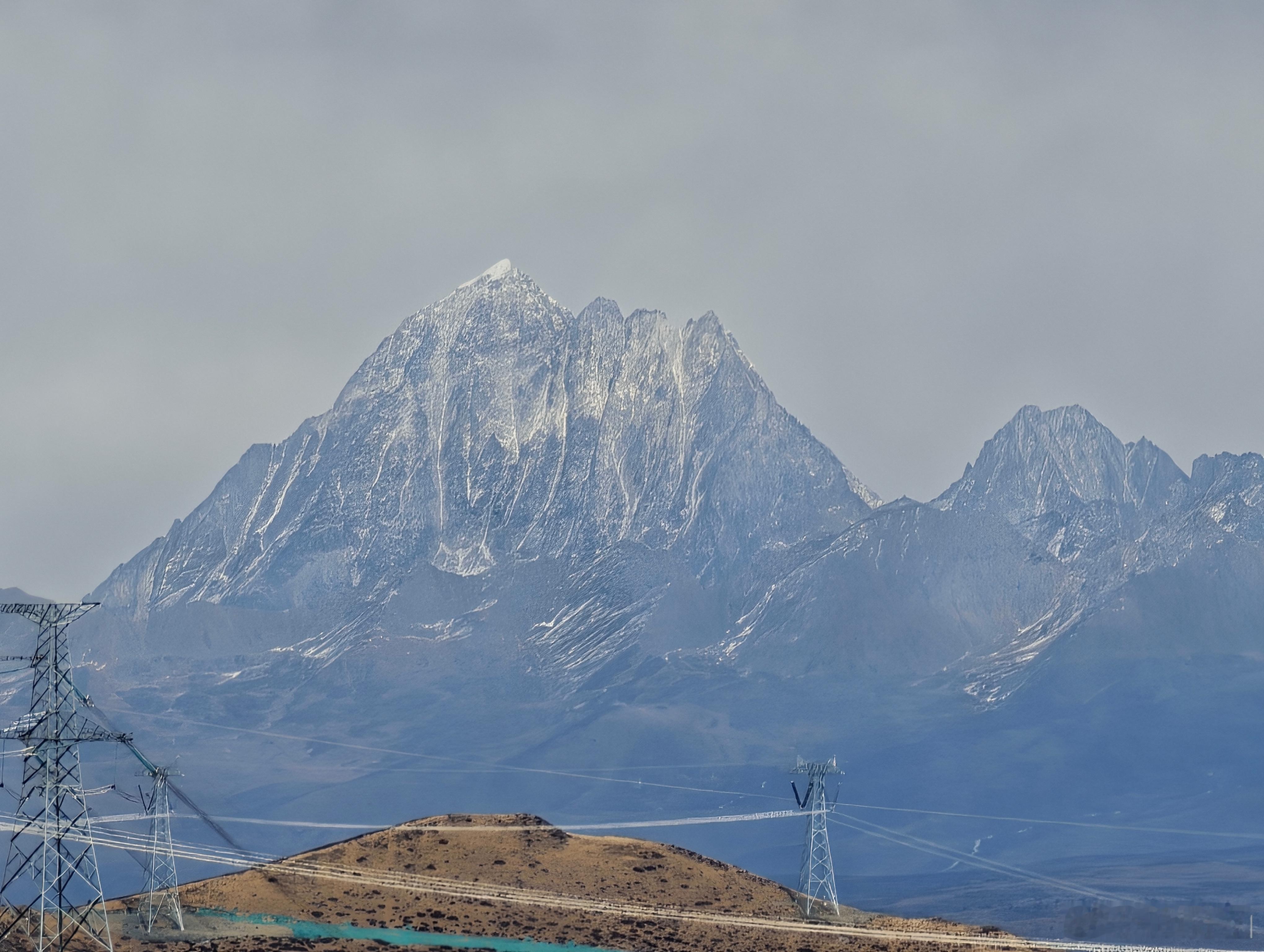 坐在车里平静地看着雪山，这种感觉真好！真想在上面多呆一会，可是肚子饿了……上面风