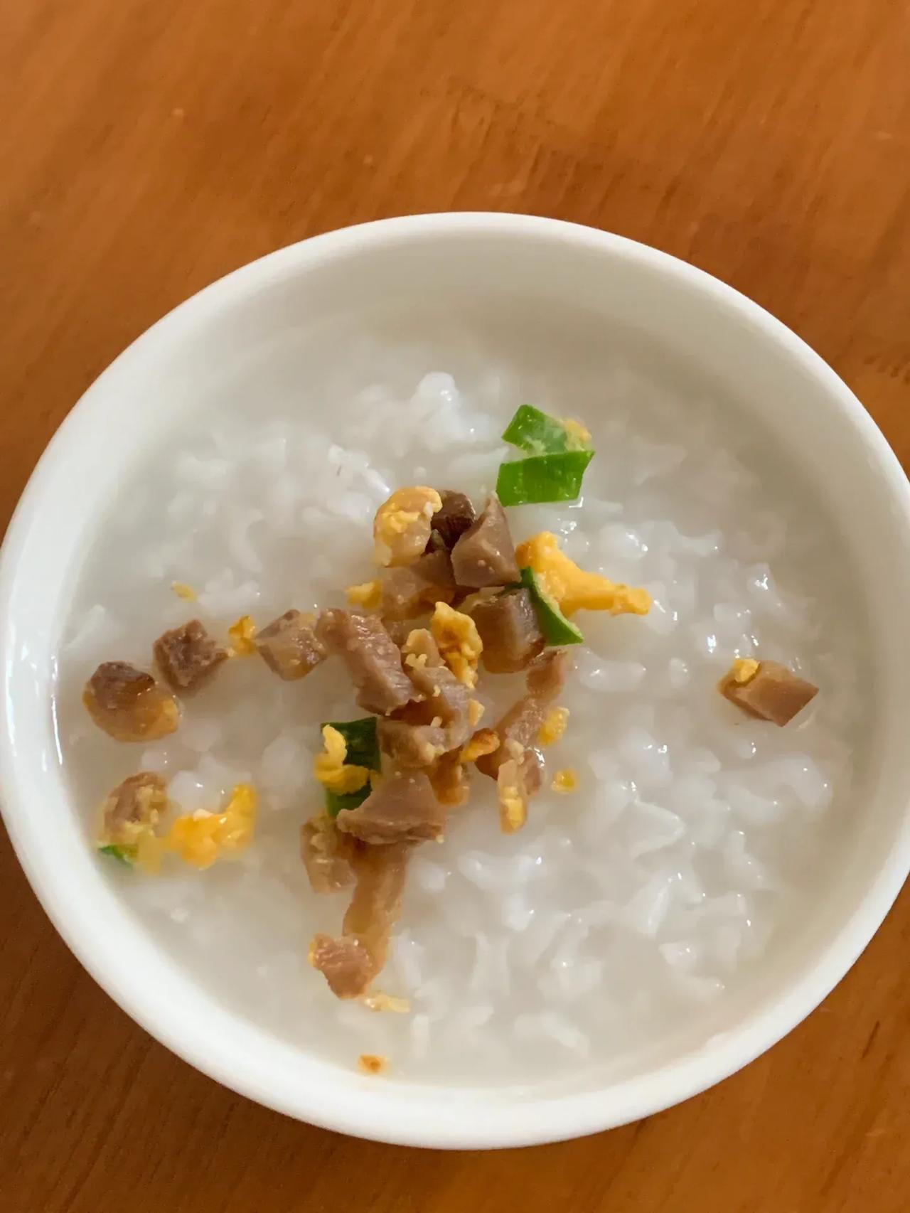 我生活的工资很低，以下是我的生活方式：
1. 我和我的丈夫每月的工资分别是310