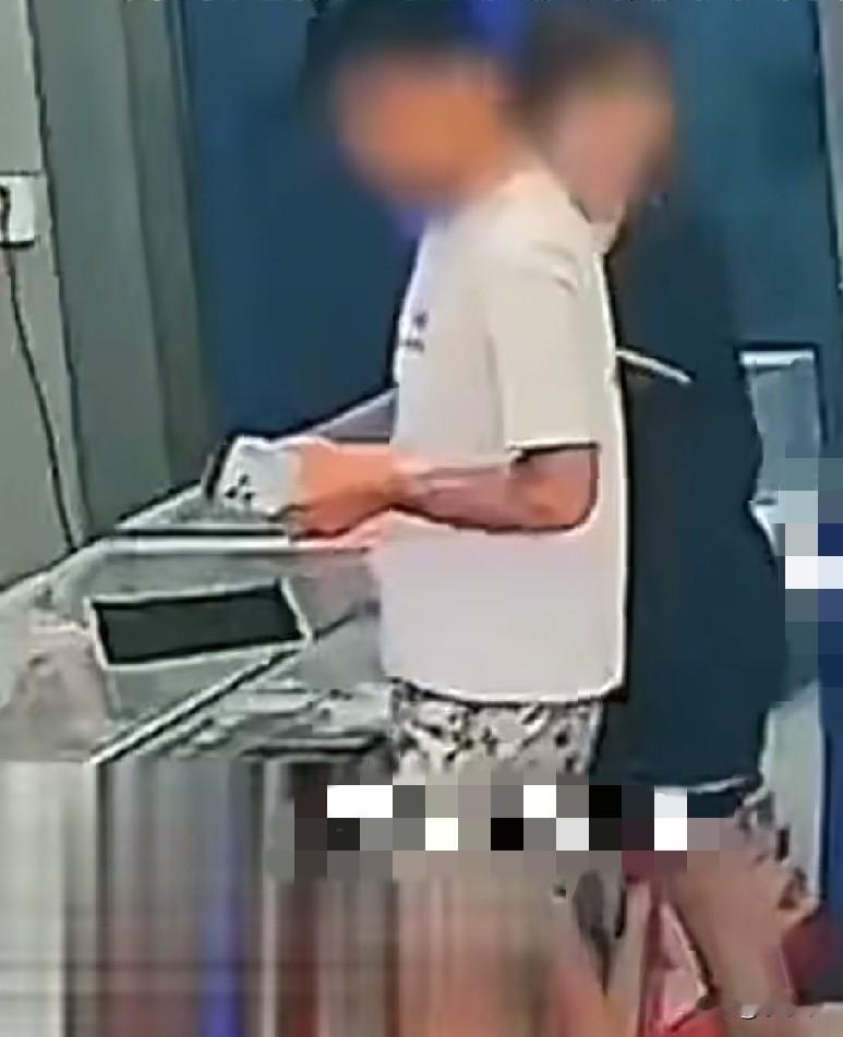 8月3日，广西宾阳一家手机门店内，一男一女2名顾客进店假装买手机，趁店主疏于防备