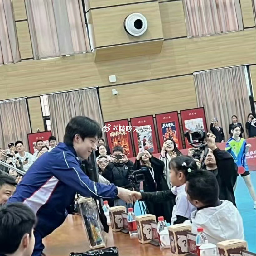 9岁小球员送王楚钦重庆拼图超级有爱的画面 