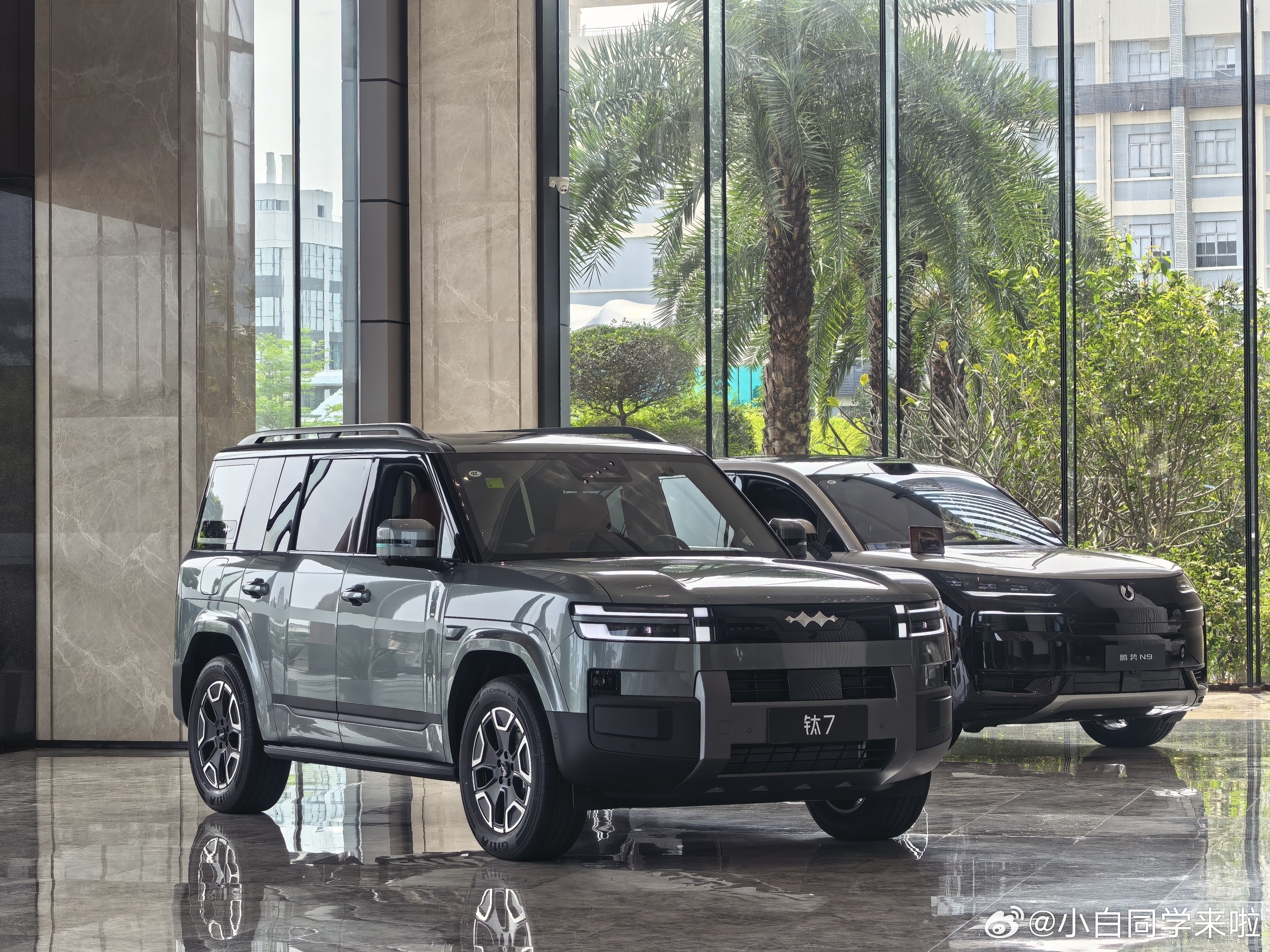 比亚迪六角大楼最佳拍摄点都给你列出来了，礼宾楼这波摆放的是钛7、腾势N9 和仰望