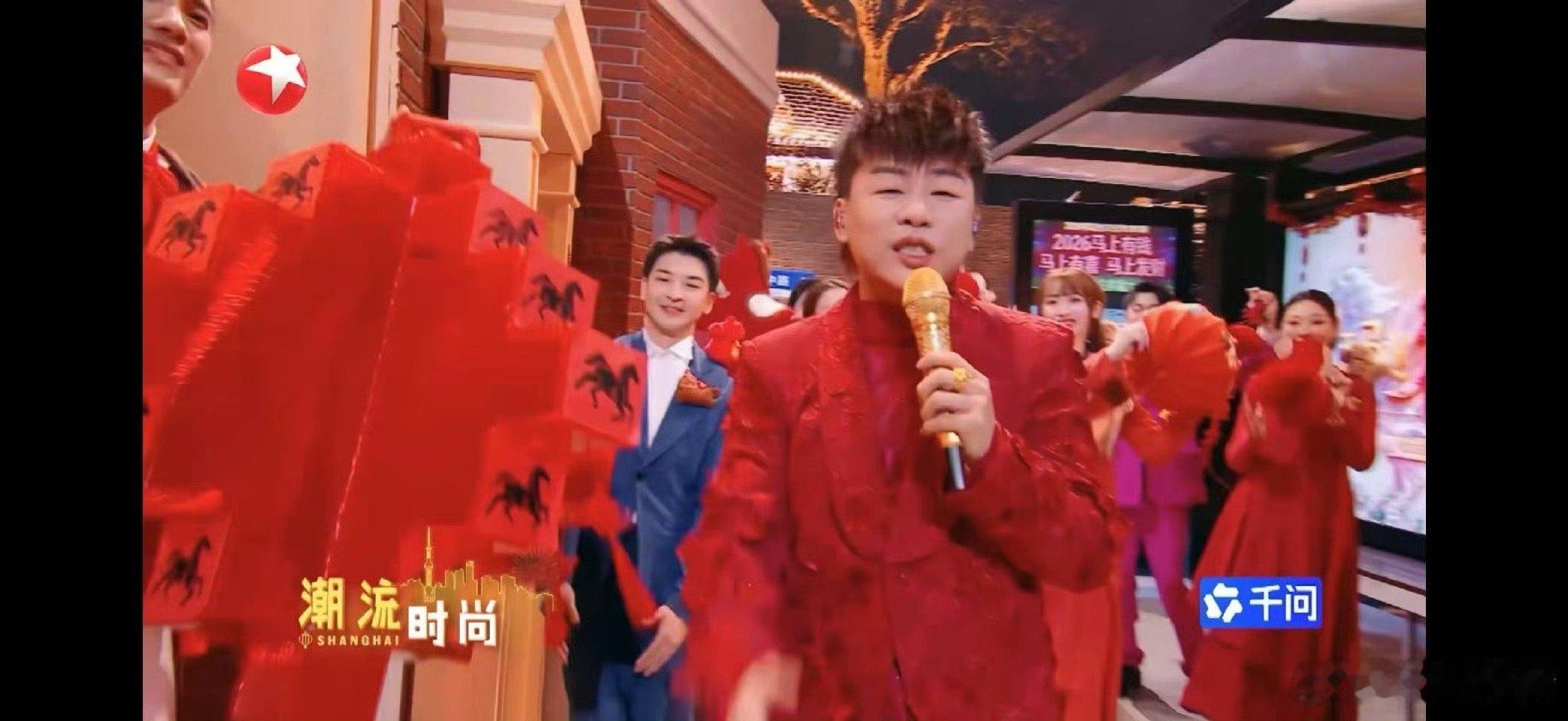 胡彦斌沪语歌开场 看胡彦斌唱沪语歌那段好想去上海，背后那个淮海路街景太真了，霓虹