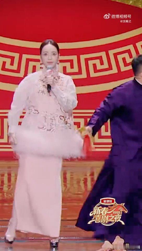 侯佩岑口音被这群东北人改造成啥了 谁看侯佩岑学东北话了，本来嗲嗲的口音硬是被带跑