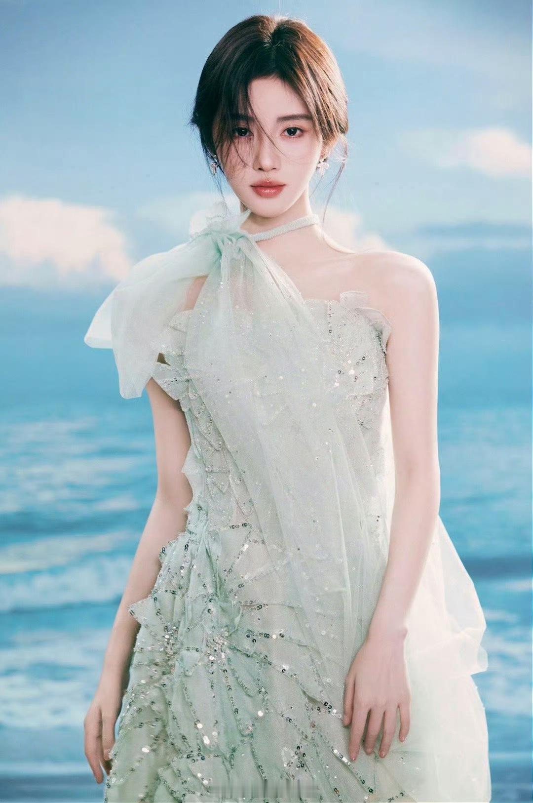 #鞠婧祎薄荷绿长裙#就喜欢鞠婧祎营业。这一身薄荷绿长裙搭配盘起来的长发，把优雅演