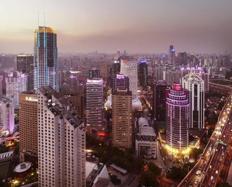 生活中总有些事让人无语到极致。就说杭州的叶先生，在上海虹桥维景酒店裸睡时被服务员