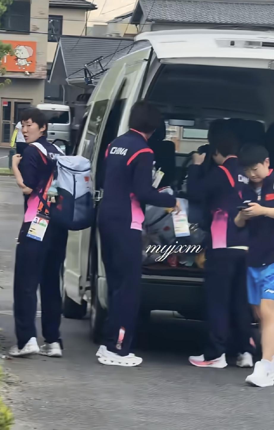 国乒团队参赛队员今日下午乘坐专属接送班车来到名古屋亚运会训练馆进行例行训练。
女