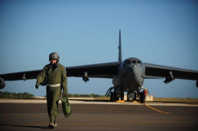 关岛不敢待了，美军6架B-52躲到澳大利亚，新基地离中国更远了，同时也需要警惕。