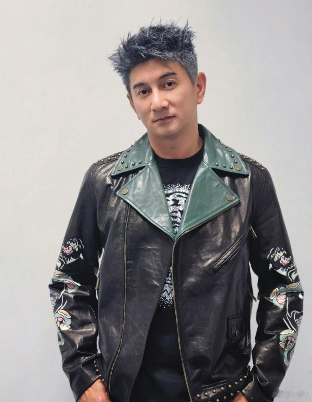 结婚久了两口子真的会越长越像，刘诗诗和吴奇隆两个人的神韵也是越来越像了。 