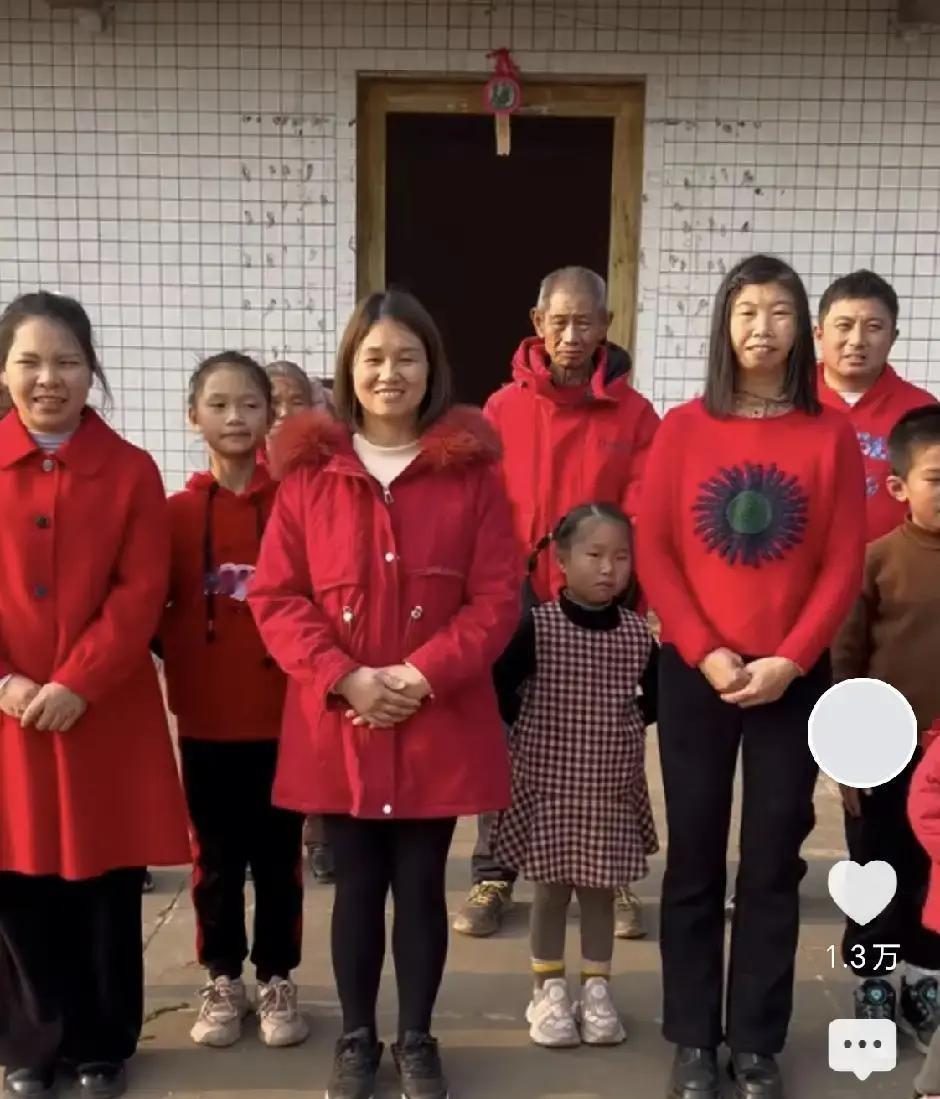 农村四哥把年夜饭的锅铲抢到自己手里，他爸黑着脸坐在主位，手机架在墙头直播。
七年