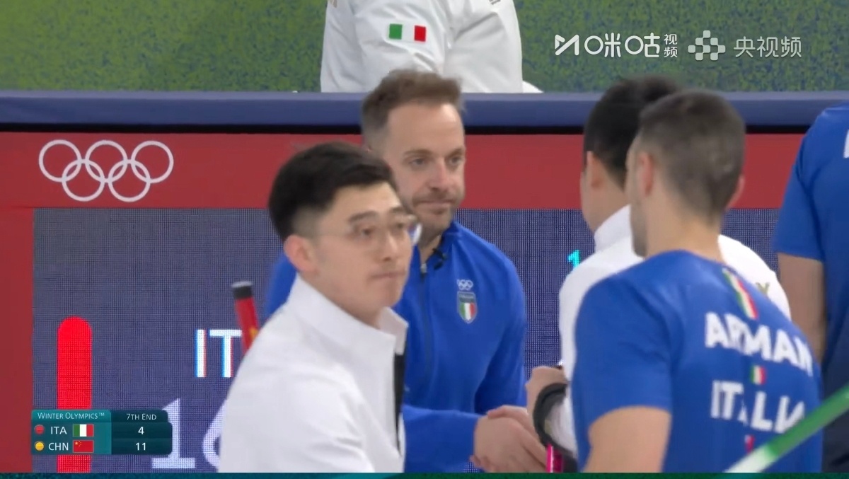 中国冰壶男队除夕夜收获首胜米兰冬奥会冰壶男子循环赛，中国队11比4战胜东道主意大