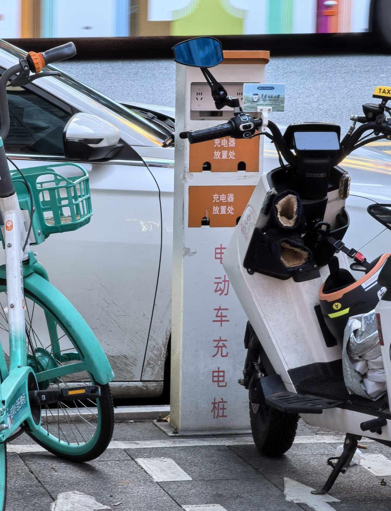 充电桩免费的吗？
这种路边的充电桩是免费的吗 是插上就可以充的吗？
广州广州电动
