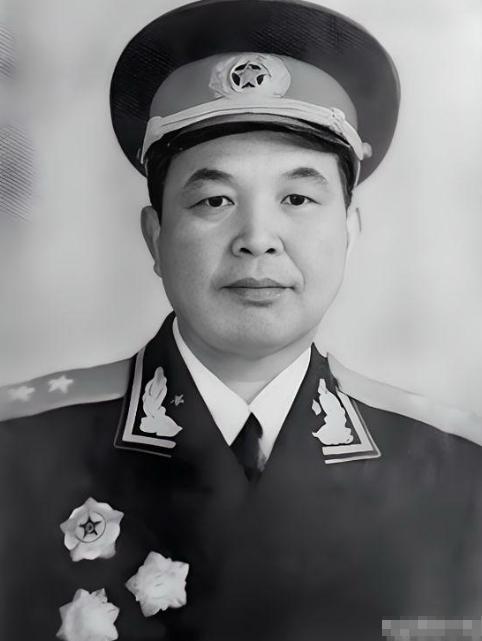 1953年，开国中将刘忠带着妻子回到家乡，看到原配穿着破棉袄在喂猪，现任妻子深深