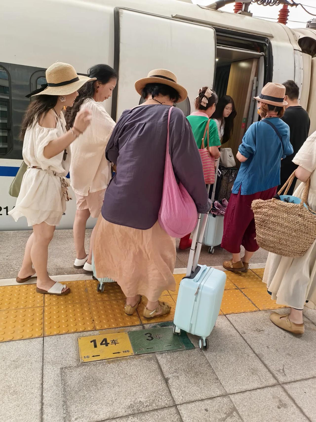 真的佩服中国高铁，共三点：
一是速度快，时速300公里以上，数百公里路程，眨眼之