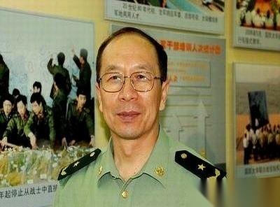 一整个连，上百号人，趴在零下四十度的雪地里，枪口朝着同一个方向，活活冻成了冰雕。