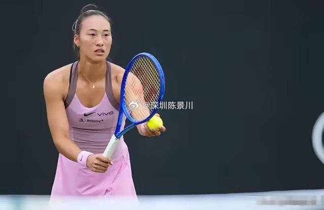 祝贺中国网球新秀郑钦文今天大爆冷门。在WTA500巴特洪堡站女单首轮比赛中，排名