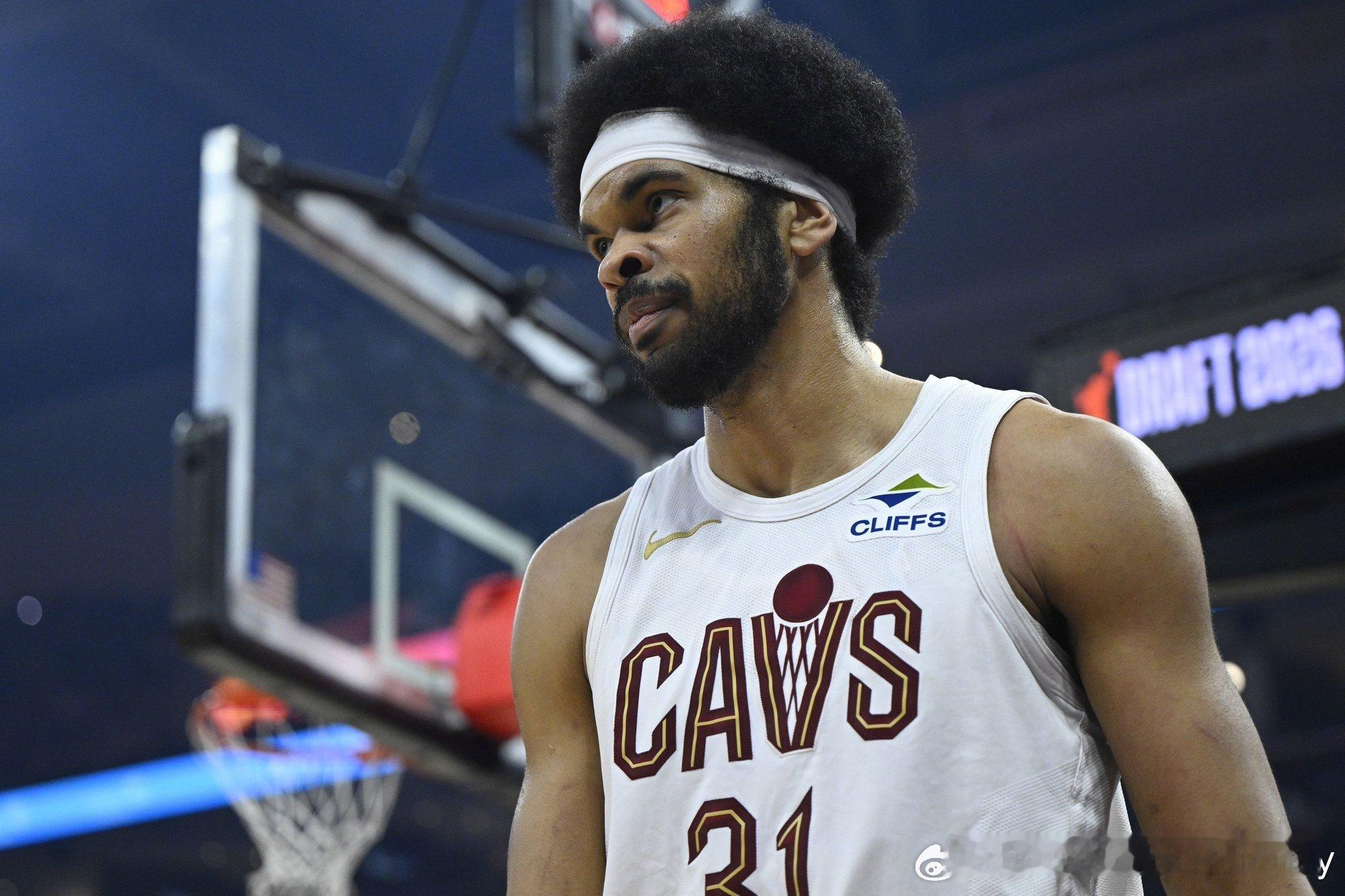 格林：阿伦到了季后赛就会变成一个“完全不同的球员”。“他在这些季后赛比赛里真的、