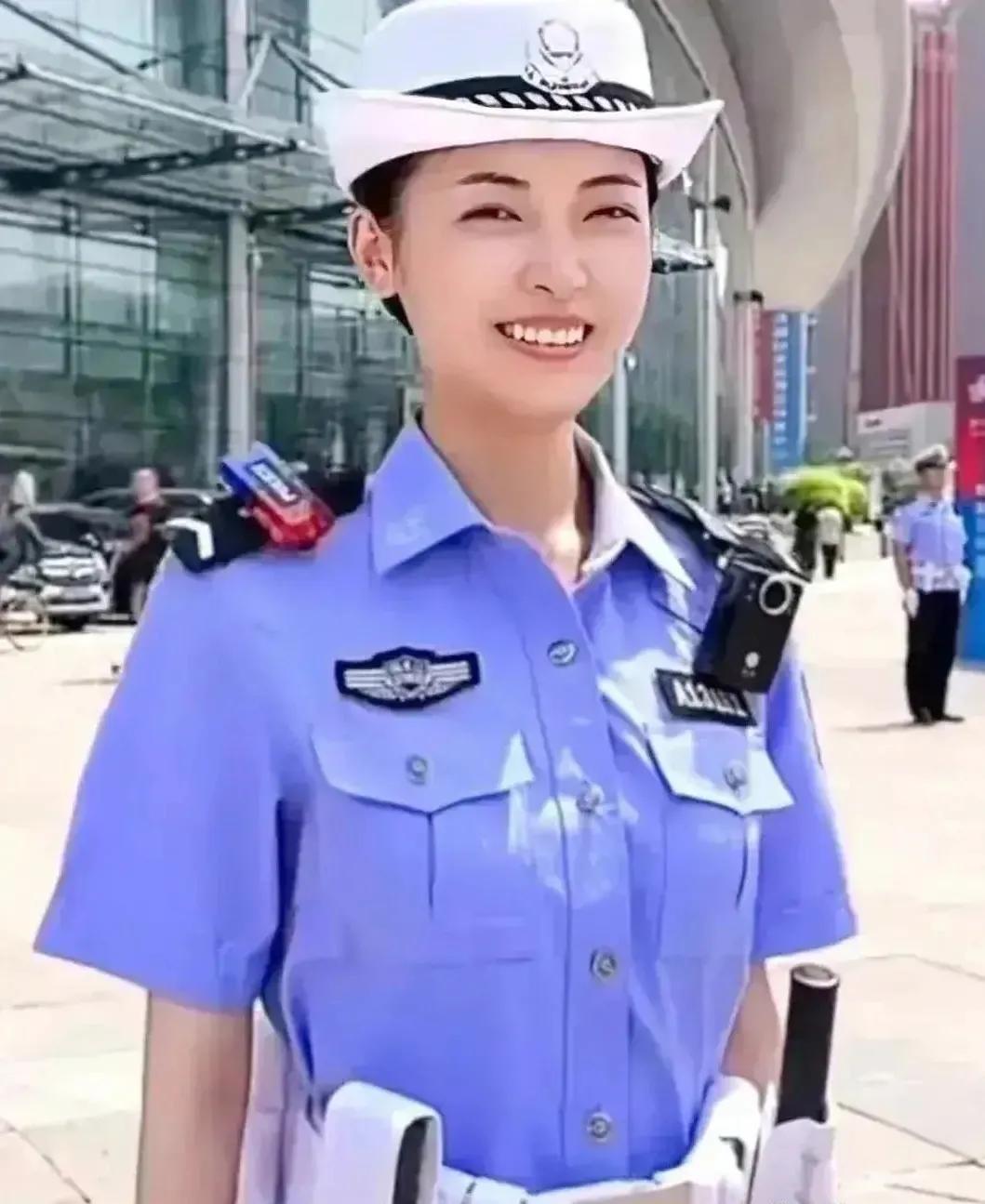 还记得那位被人吐槽招蜂引蝶的女交警吗？

这是她的正面照，英姿飒爽端庄大气，妥妥