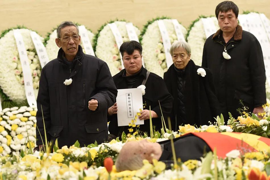 2016年，葛存壮追悼会现场，一张罕见的留影，镜头中的他躺在鲜花丛中，身上覆盖着