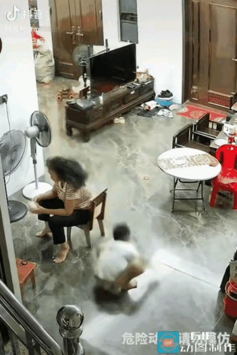 “登上媒体热议！”广东，奶奶在楼下吹风扇，8岁小孙子模仿奥特曼，从2.6米高台上
