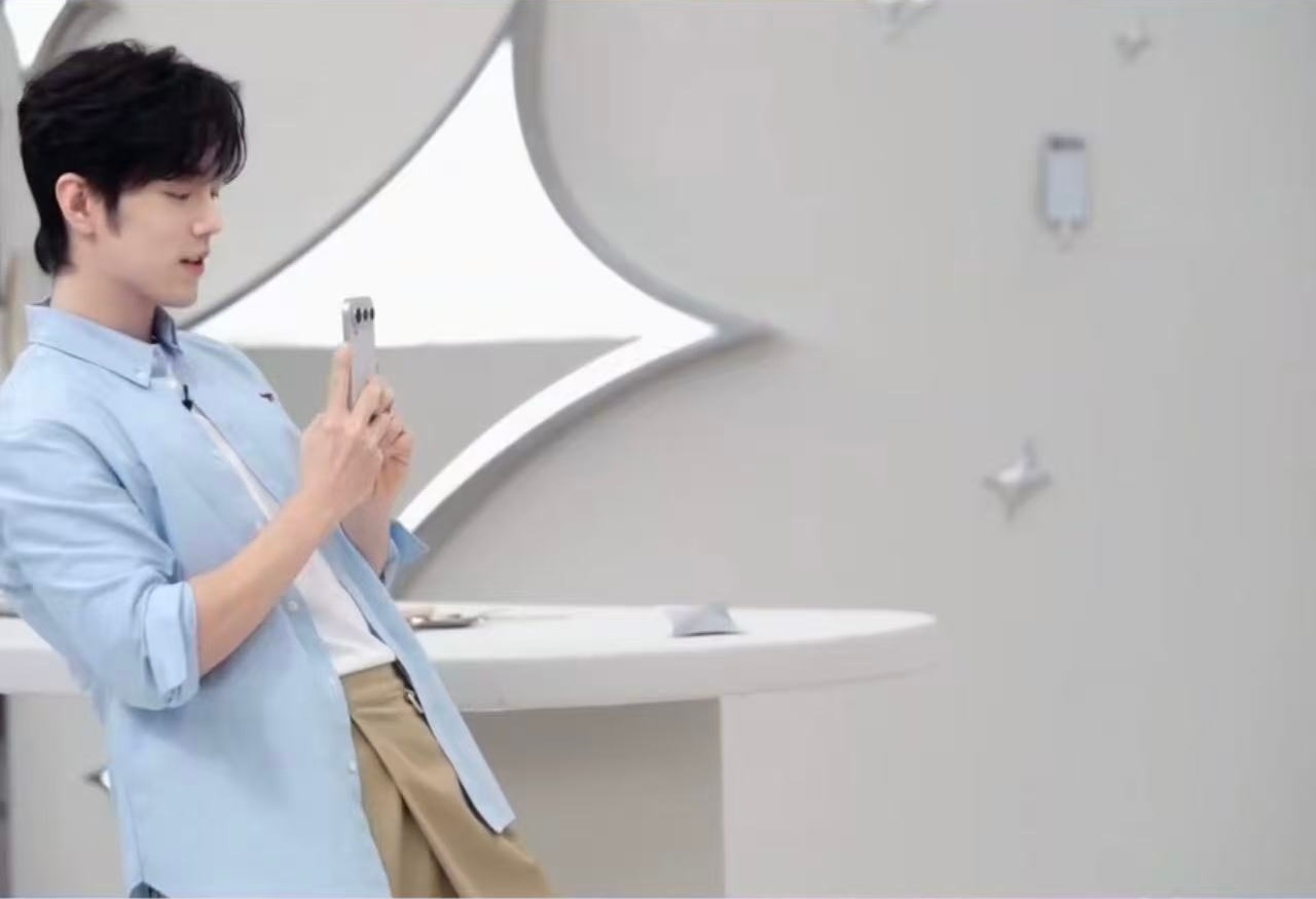 哎，破案了，著名摄影师手机里拍的是主持人 