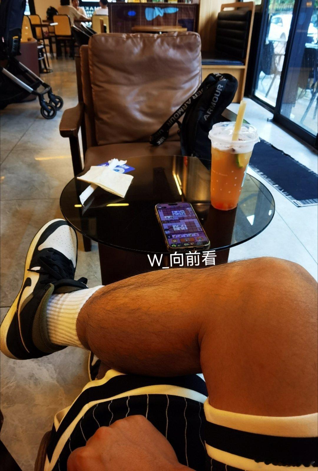 趁没下雨，马上来咖啡店坐着玩游戏！对面的小BB一直看着我！逗逗他就笑～（照片都是