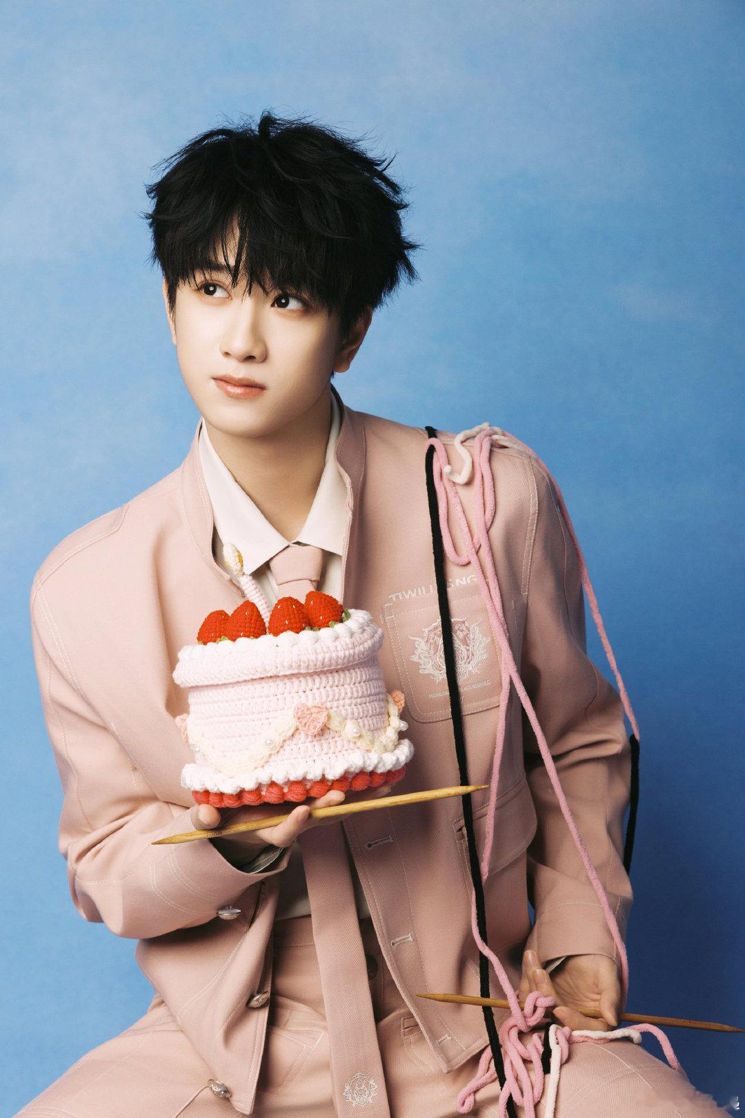 敖子逸23岁生日照 敖子逸23岁生日照，一身粉色西装头顶粉色小蛋糕，俏皮又帅气啊