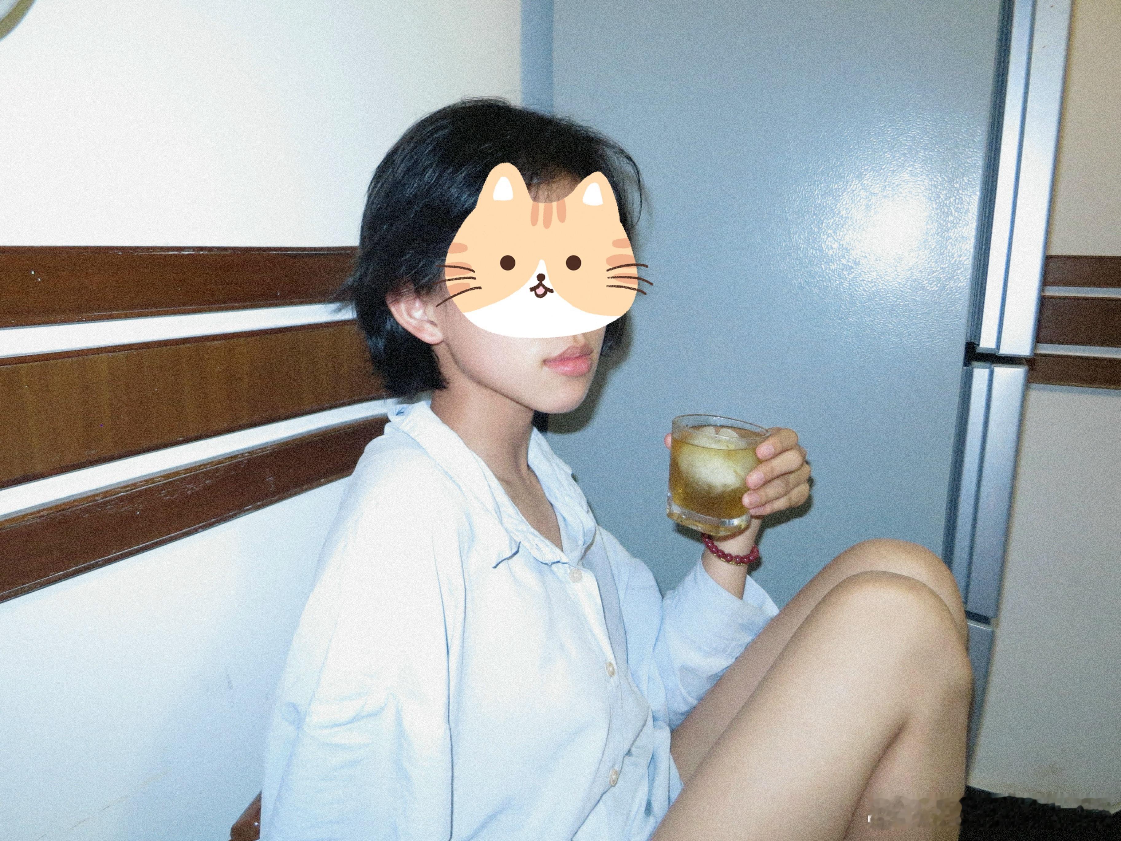 一不开心就喜欢换发型💇最近喜欢用威士忌麻痹自己 ​​​