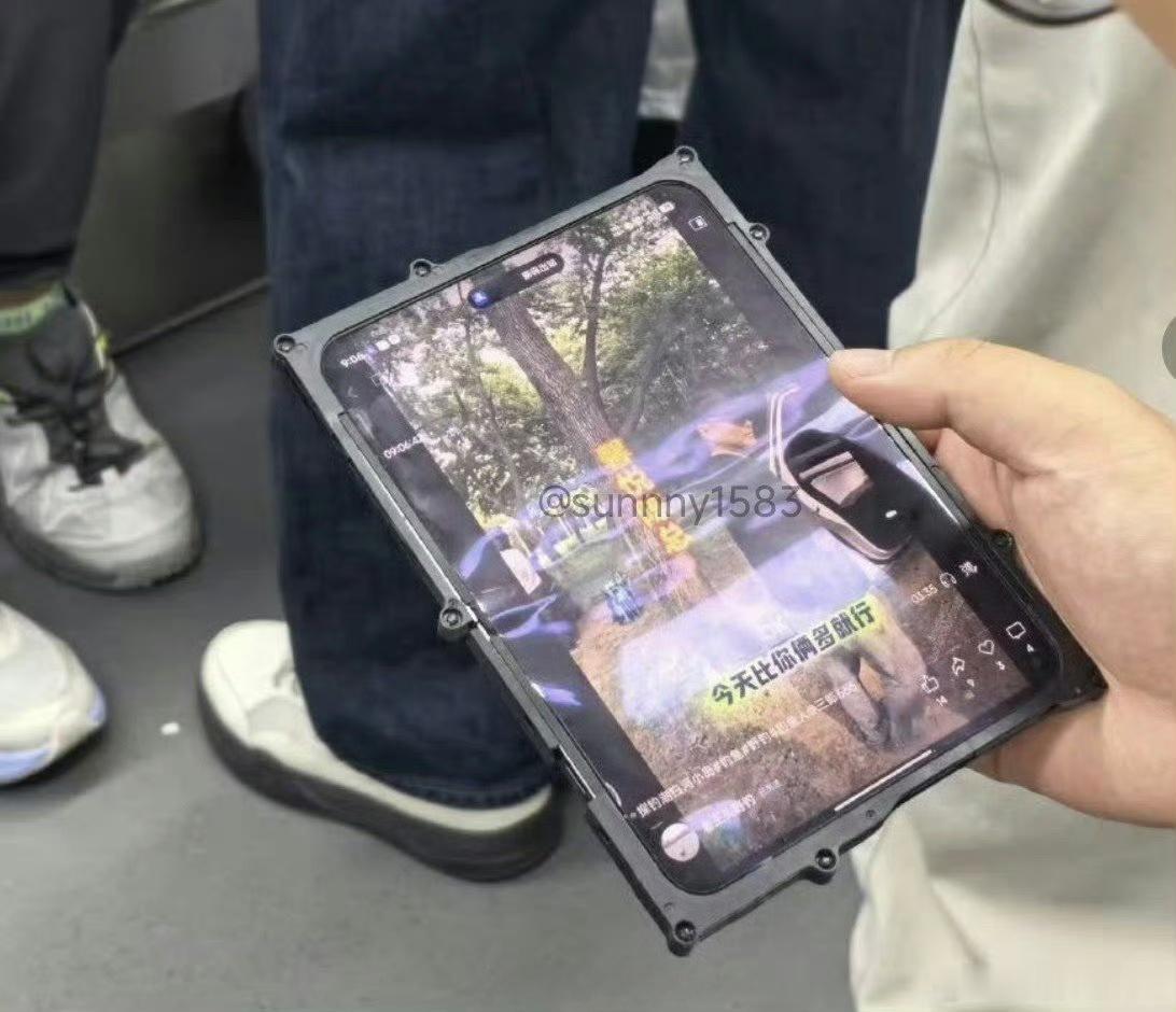 据说是小米阔折叠的地铁照曝光了，你们感觉怎么样？ 