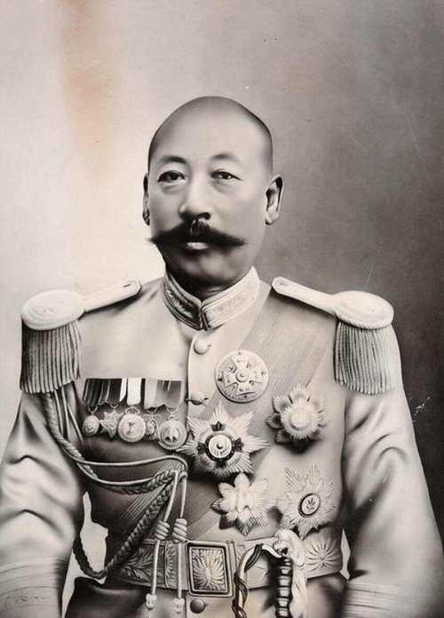 1912年，50岁的曹锟迎娶20岁的富家千金陈寒蕊。新婚夜，一番云雨过后，曹锟倒