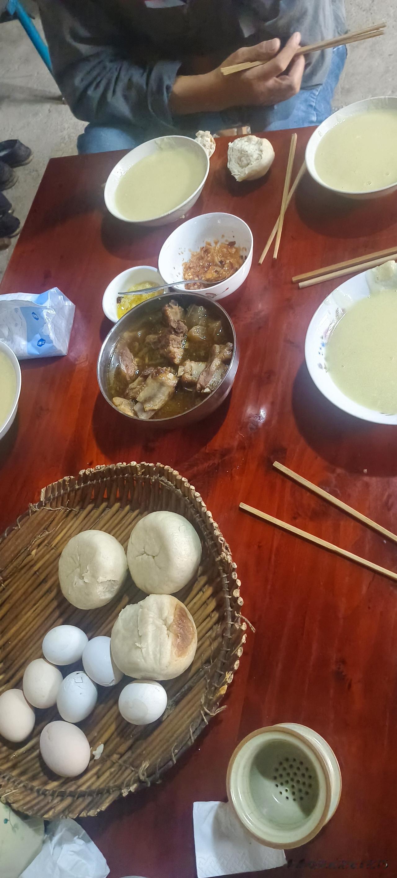又回老家了，又吃上婆婆做的早饭了，一碗玉米面糊糊，炸了一碗辣椒蒜，炸了一碗纯蒜。