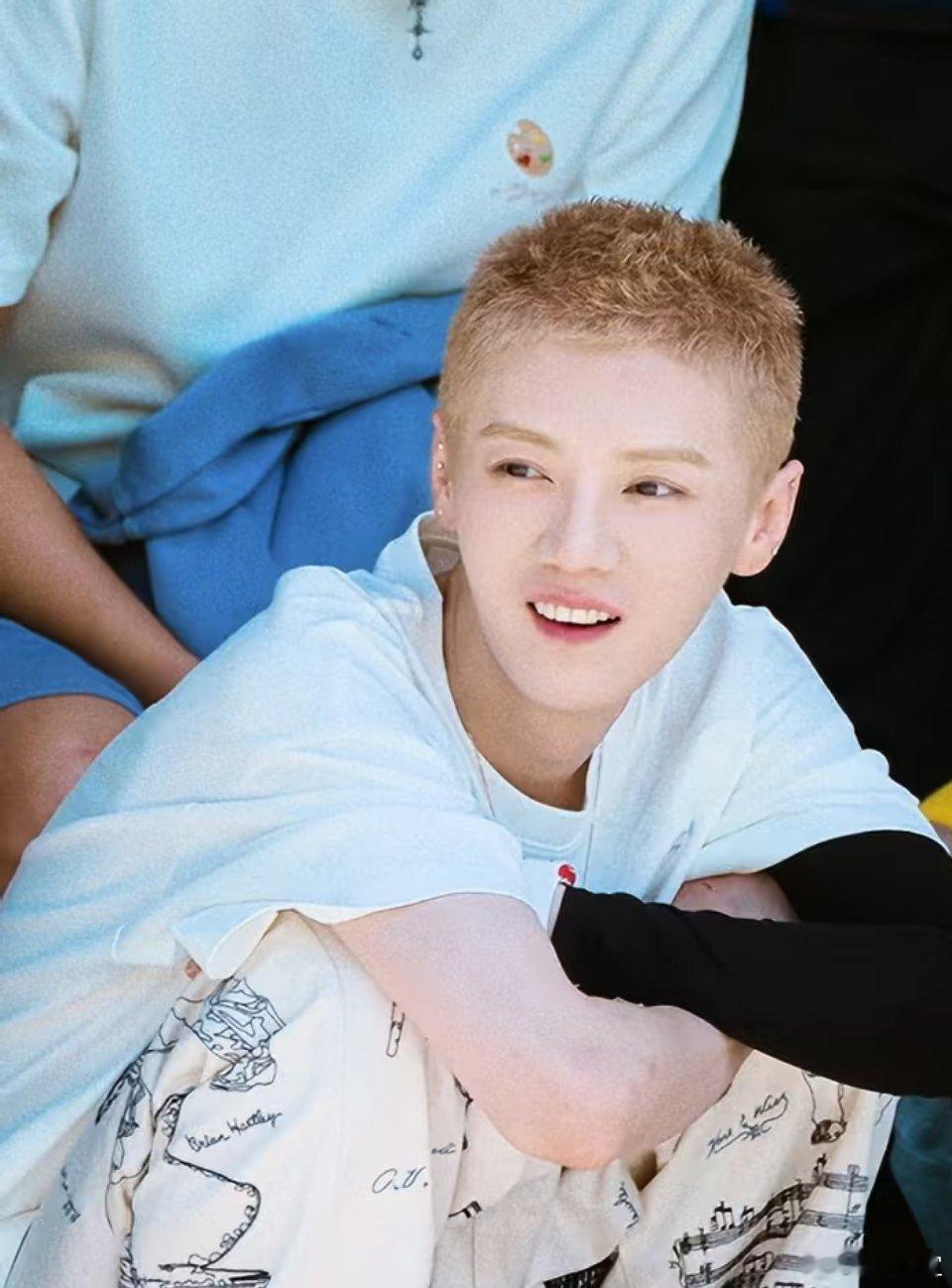 鹿晗不做发型了五哈生存法则：不做发型=不用下水哈哈哈！精心打理的造型次次遭殃，鹿