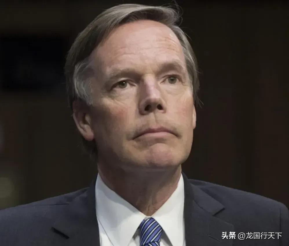 美国前驻华大使伯恩斯说，“中美总体实力已经非常接近，千万别让中国赢了。”
   