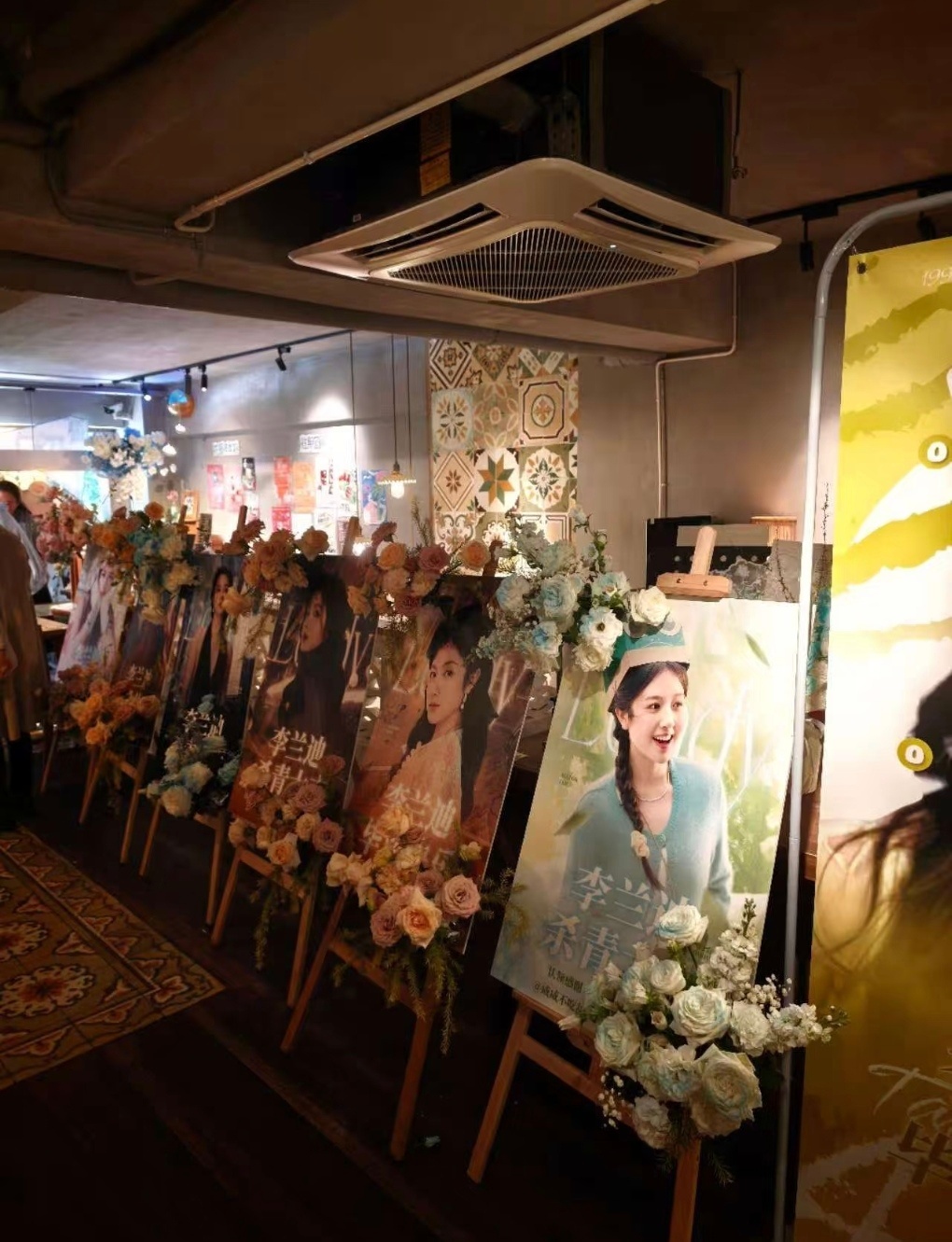 李兰迪穿学士服参加粉丝应援粉丝为李兰迪补办毕业典礼被这场补办的毕业典礼整破防了！