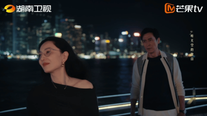 郑希怡点头后又一个名场面出现了 郑希怡名场面再 + 1！港风大女主氛围感拉满，搭