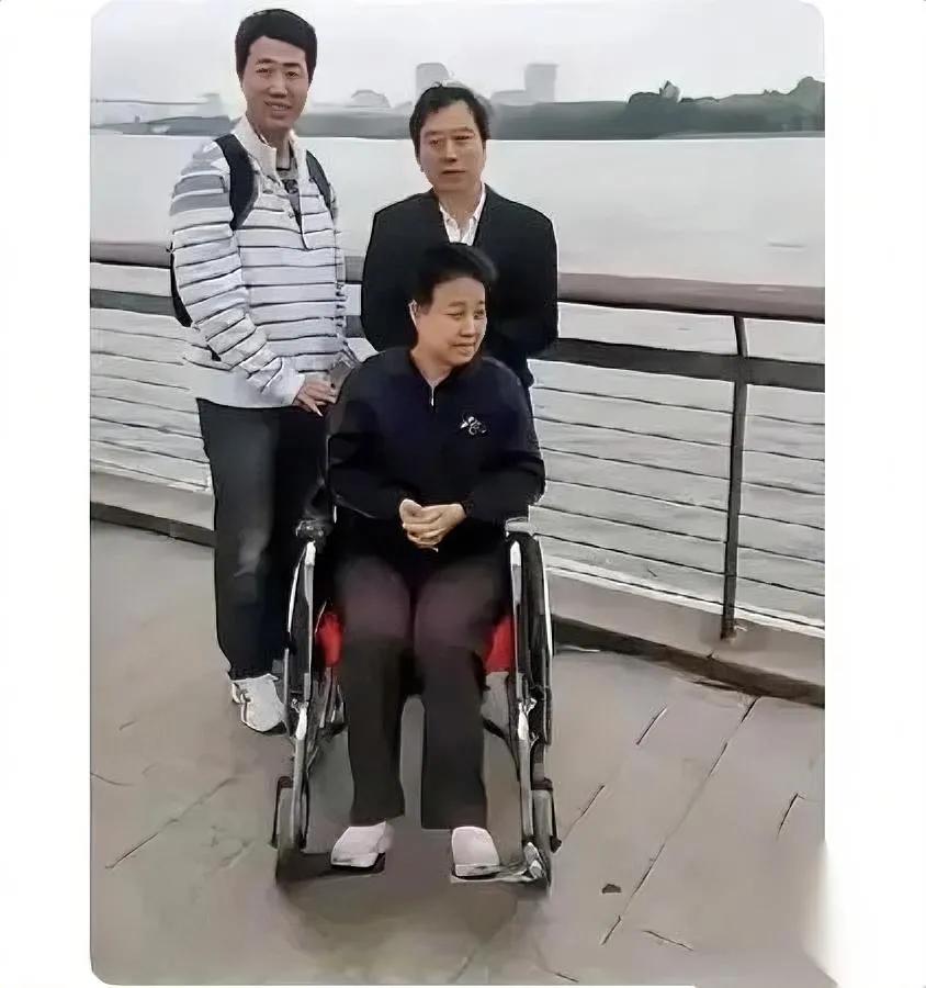 上海警官姜经纬，攒了个12年的“谎”。

对象是山西吕梁的老夏夫妇——

他“冒