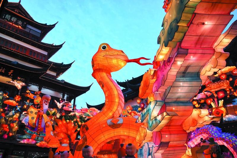 元夜抒怀

烛影摇曳，于巷陌间铺洒于长廊；微风轻拂，从闾阎处送来芬芳。
狮子在街