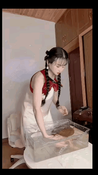 这姑娘亲自下手给你实操了下，被王八咬了到底该咋办？
把王八轻轻放到水中，让它感觉