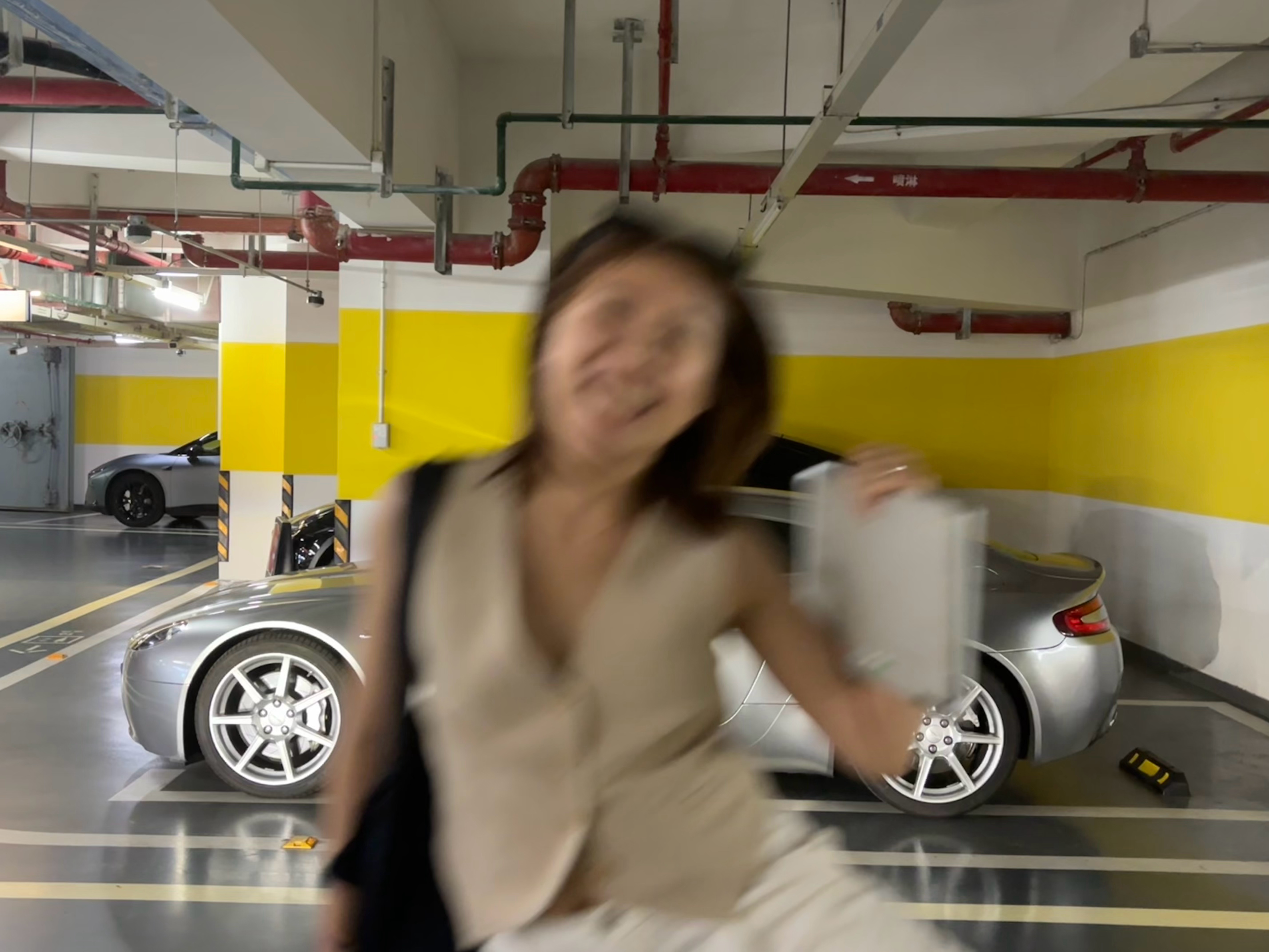 每次想拍一下有意思的车，这个人都要这样： ​​​