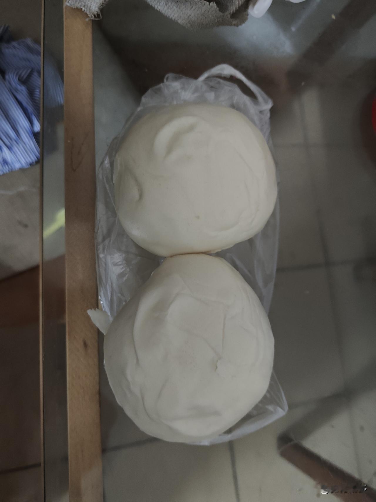 冬日生活打卡季星期天晚上买了三个馒，只吃了一个，星期一中午炒盘菜，我和老婆一人吃
