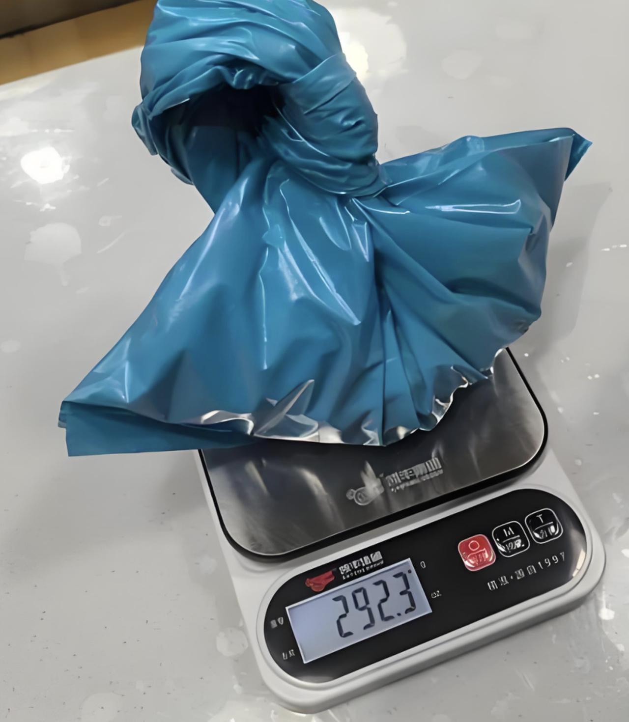 去菜场买河虾，你有没有注意过摊主用啥袋子？普通薄袋还好，但一旦换成加厚的那种，猫
